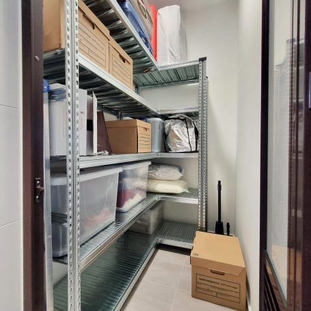 Slim en duurzaam opbergen. Hoekstellingkast voor in de berging