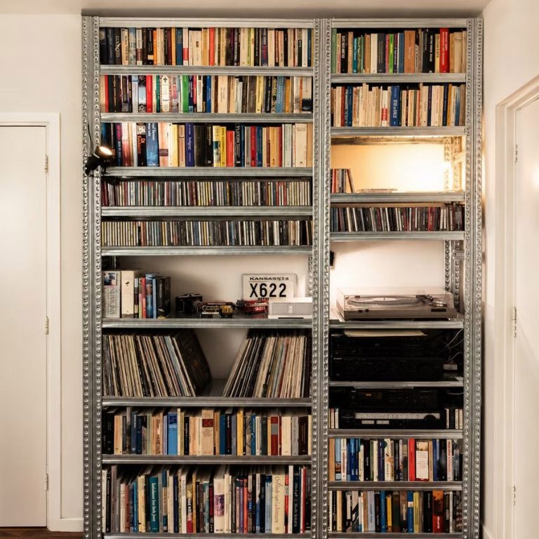 Uitgelichte entertainment stellingkast voor muziek, films en boeken Entertainment stellingkast voor muziek, films en boeken in industrieel interieur