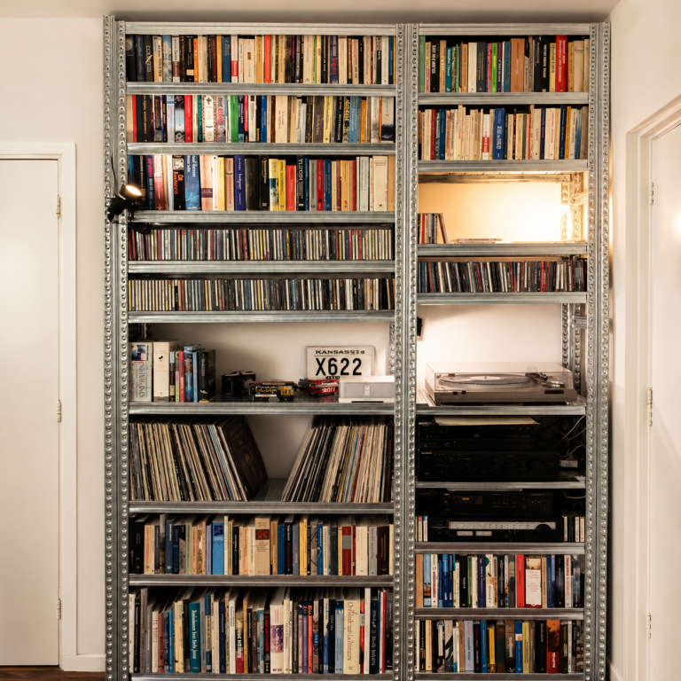 Uitgelichte entertainment stellingkast voor muziek, films en boeken Entertainment stellingkast voor muziek, films en boeken in industrieel interieur