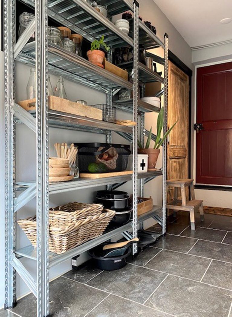 Stellingkast in hal met weinig ruimte Ondiepe Stellingkast in de hal of gang